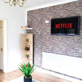 5-Bedroom 11 Sleeps-Fast WiFi, Free parking, Netflix: Wolverhampton şehrinde bir otel