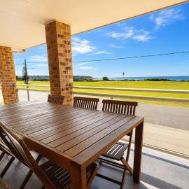 Sea Sounds - Large Beach House, Caves Beach Views
