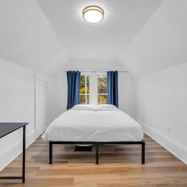 Private Room Steps from Hospital & CWRU, hotel in Cleveland