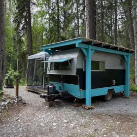 Cozy Vintage Camper, the Tealy Wheely, hotel in Golden