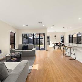 Entire Cozy 4-Bedroom Home with 2 Ensuites In Keysborough
