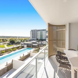 Poolside 2-Bed Apartment at Lake Kawana, hotel in Kawana Waters