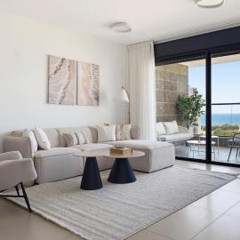 Coastal 4BR Apt l Balcony & Mamad -Bldg Renovation