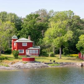 Historic Waterfront House Lidingo with Private Dock, hotell sihtkohas Lidingö
