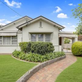 Family home, pet friendly, sleeps 10, CBD 1km