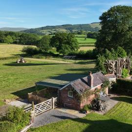 Y Golchdy, cottage style cabin, with spa hot tub, veranda & spectacular views, hotelli kohteessa Llangadog