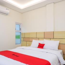 RedDoorz Plus near Pasar Gede Solo