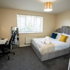 3 Bedroom Serviced Home with Ensuite and Work Desk Bilston, hotell sihtkohas Bilston