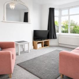 Grantham Stays - Harlaxton 3BR Home, Sleeps 5, WiFi & Parking