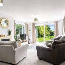 6 Bedroom House in Grantham, Sleeps 11, Free Parking, Fast WIFI, hotel in Grantham