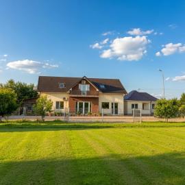 Bright Countryside Suite in a Large Rural Estate, hotel a Mărtineşti