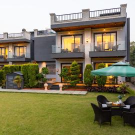 ELIVAAS Signature Aranya Library Maison 6BHK Villa With kids room, Private Pool, Reading Lounge, Common Lounge, Garden With Forest Views, hotel a Kota Bāgh