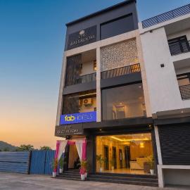 FabHotel Prime The Ballroom - Near GD Goenka University, מלון בגורגאון