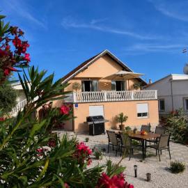 Ferienhaus Vedran, hotelli kohteessa Vir