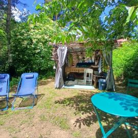 La cabane de L'O Re des Bois , Bain norvègien, Sauna, Massages, hotel in Laussonne