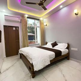 RadhaKrishna Lodge, hotell i Manki