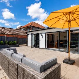 WESTFIELD BUNGALOW by BOURNECOAST - A Modern Bungalow with a Garden and Parking - Near the River and Local Shops - HB2079, hotel in Bournemouth