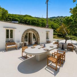 Nest Gateway - Panoramic Mountain Views: Apoíkia şehrinde bir otel