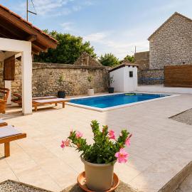 Amazing Home In Podgradina