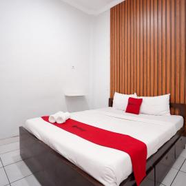 RedDoorz near Padang Golf Adisucipto, hotel v destinácii Potrojayan