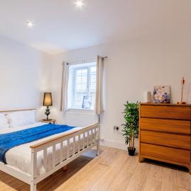Sleeps 2 - WiFi - Paid Parking - Central Studio