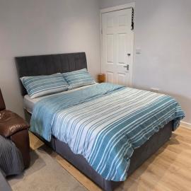 Viesnīca Detached Flat in Leeds, Free WIFI and parking, Pool table, 75 inch tv, Netflix pilsētā Moortown