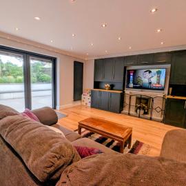 Stylish 5BDR Retreat with Parking and Fast WiFi, hotel u gradu Cheam