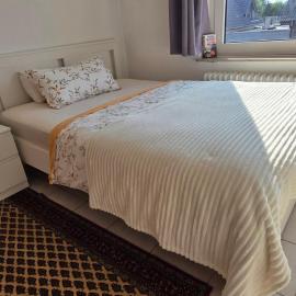 Ein ruhiges Zimmer mit gemeinsam genutzte Bad und Küchengeräte, hotel em Kleve