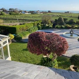 Coastal family home, sea views, indoor pool, hotell i St Ouen's