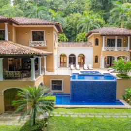 Casa Zafiro 7 bdrs private pool in Los Suenos