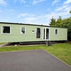 8 Berth Spacious Dog Friendly Caravan, Near Great Yarmouth In Norfolk Ref 10006G, hotel in Belton
