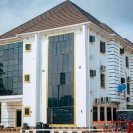 London Villa Exclusive Hotel & Suites LTD, hotell i Obolo