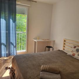 1 chambre double privée et securisée dans un appart avec espace partagé, hotel in Saint-Denis