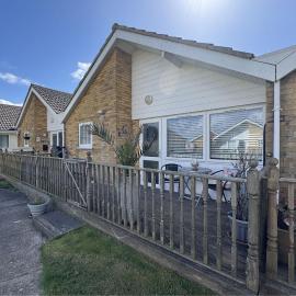 Cosy 4 Berth Bungalow At Waterside Village Park In Corton Ref 14002W, hotel in Lowestoft