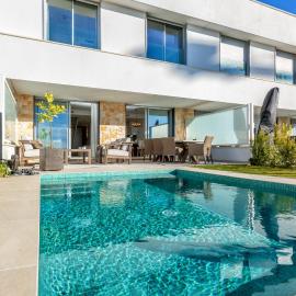 ViVi Homes - Casa Sol Estepona - Private pool - Garden - Sea View, hotel in Estepona