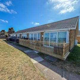 Lovely 5 Berth Bungalow At Waterside Village Park In Corton Ref 14006W, hotel in Lowestoft