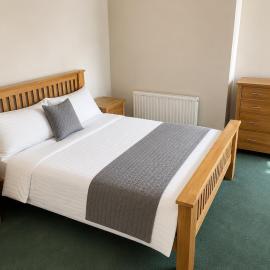 Modern Stay in the Heart of Thurles Room1 Shared Apt, hotel in Thurles