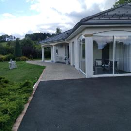 Haute-loire Tence Belle maison neuve plain-pied 4 étoiles avec parc arboré clos، فندق في Tence