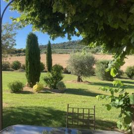 Petite maison de charme en Luberon, hotell i Lurs