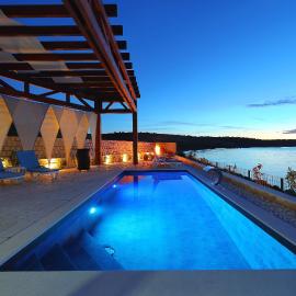 Villa Maritime - Exklusive Strandvilla mit beheiztem Pool, Grillhütte & Meerblick bei Zadar