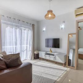 Central 1BR Apartment with Shops, Pubs & Transport Nearby