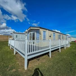Stunning 6 Berth Caravan With Decking At Naze Marine Holiday Park Ref 17365Br, hotel in Walton-on-the-Naze