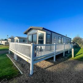 Wonderful 6 Berth Caravan For Hire By A Stunning Norfolk Beach Ref 19006Sd, hotel in Scratby