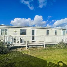 Stunning 6 Berth Caravan For Hire In Norfolk, Close To The Beach, Ref 19129S, Hotel in Scratby