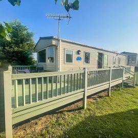 Wonderful 6 Berth Caravan With Decking & River Views At Heacham Beach Ref 21003A, hotel in Heacham