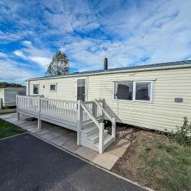 Brilliant 6 Berth Caravan With Decking At Heacham Beach Park Ref 21031A, hotel in Heacham