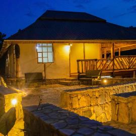 Riverside Gorilla Lodge - Bwindi, готель у місті Kinkizi