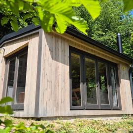 Chatička pod skalou - Cozy off grid solar cabin โรงแรมในแบโรน