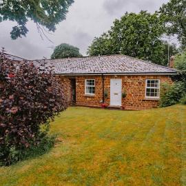 2 bed Bungalow in Towcester by ARP Homes 15 min from Silverstone Free Parking Perfect for Families and Contractors