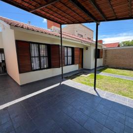 Casa Luminosa Con patio y garaje